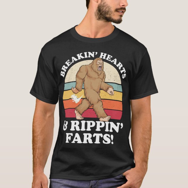 Sasquatch Breakin Hearts & Rippin Farts! Bigfoot F T Shirt (Framsida)