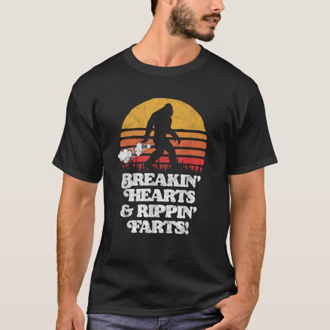 Sasquatch Breakin Hearts Rippin Farts Funny Bigfoo T Shirt (Framsida)