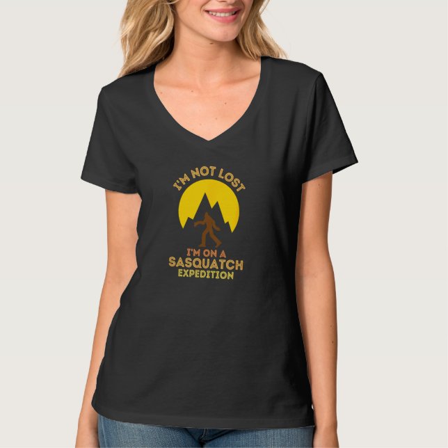 Sasquatch Expedition Adventure Design I'm Not Lost T Shirt (Framsida)