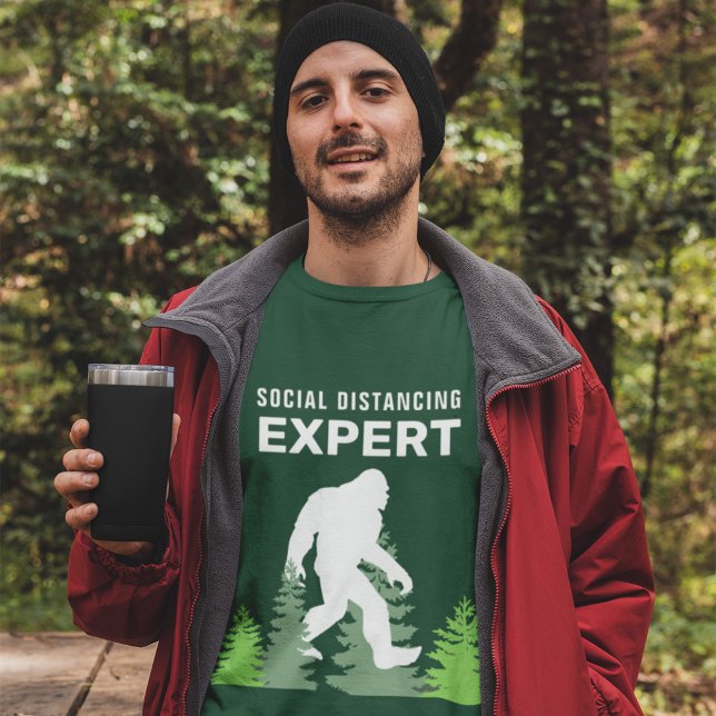 Sasquatch expert på social distansering t shirt (Skapare uppladdad)