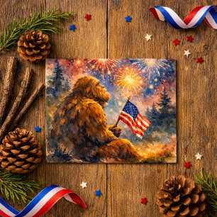 Sasquatch håller amerikansk flagga 4 juli fyrverke vykort
