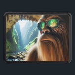 Sasquatch hem dragkroksskydd<br><div class="desc">Sasquatch lever ett lugnt liv och lever i en hemlig grotta med underbara landskapsbilder. Han är extra coola när han donerar sina speglade solglasögon!</div>
