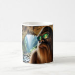 Sasquatch hem kaffemugg<br><div class="desc">Sasquatch lever ett lugnt liv och lever i en hemlig grotta med underbara landskapsbilder. Han är extra coola när han donerar sina speglade solglasögon!</div>