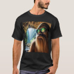 Sasquatch hem t shirt<br><div class="desc">Sasquatch lever ett lugnt liv och lever i en hemlig grotta med underbara landskapsbilder. Han är extra coola när han donerar sina speglade solglasögon!</div>