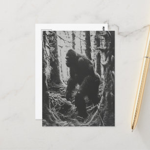Sasquatch i skogen svart och vitt vykort