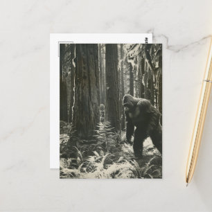 Sasquatch i skogens svarta och vita vintage vykort