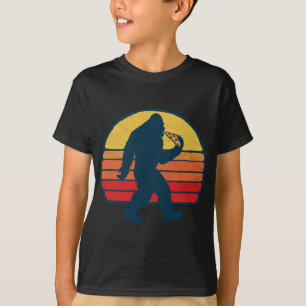 Sasquatch och Pizza! Funny Eating Bigfoot & 80s Su T Shirt