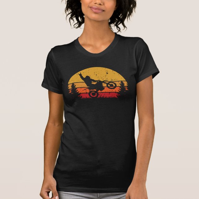 Sasquatch Retro Sunset Riding Dirt Bike T Shirt (Framsida)