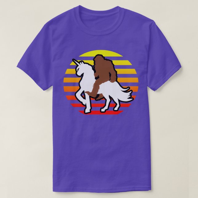 Sasquatch Riding A Unicorn, lustiga presentidéer i T Shirt (Design framsida)