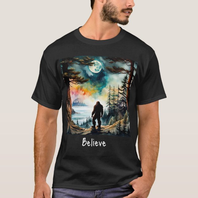 Sasquatch Ställande vid Ridge och förbisåg Oceanen T Shirt (Framsida)