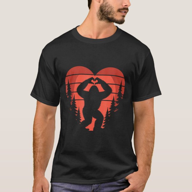 Sasquatch Valentine's Day - Bigfoot Heart Sungles  T Shirt (Framsida)