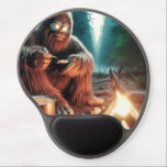 Sasquatch vid Campfire Gel Musmatta<br><div class="desc">I de djupa skogarna i nordvästra Stilla havet,  sitta fredligt genom en campfire,  kokar Sasquatch bakade bönor till middag.</div>