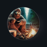 Sasquatch vid Campfire Knapp<br><div class="desc">I de djupa skogarna i nordvästra Stilla havet,  sitta fredligt genom en campfire,  kokar Sasquatch bakade bönor till middag.</div>