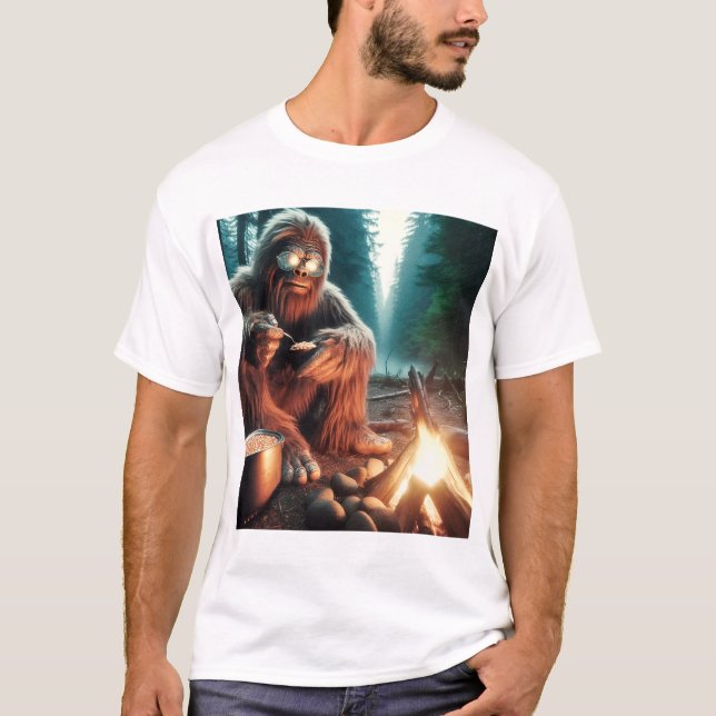 Sasquatch vid Campfire T Shirt (Framsida)