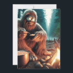 Sasquatch vid Campfire Tack Kort<br><div class="desc">I de djupa skogarna i nordvästra Stilla havet,  sitta fredligt genom en campfire,  kokar Sasquatch bakade bönor till middag.</div>