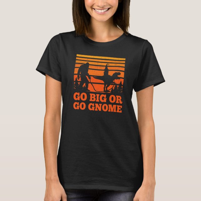 Sasquatch walking T-rex carrying a Gnome Go big Go T Shirt (Framsida)