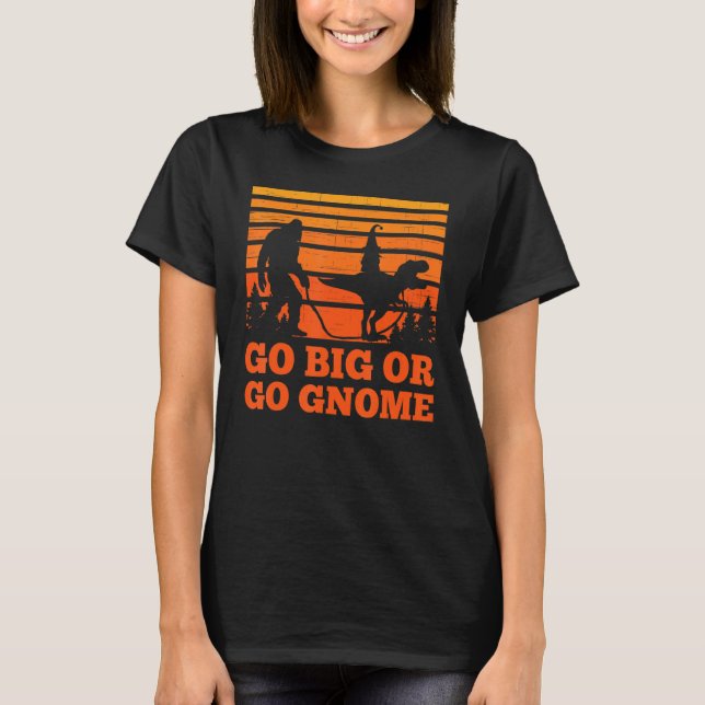 Sasquatch walking T-rex carrying a Gnome Go big Go T Shirt (Framsida)
