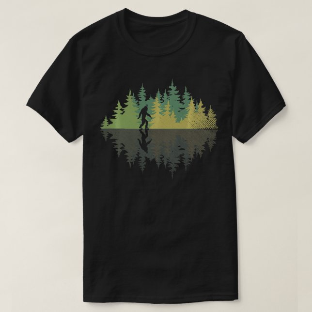 Sasquatch Yeti Reflection Forest Träd Conspiracy T Shirt (Design framsida)