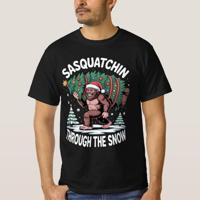 Sasquatchin Through The Snow T Shirt (Framsida)
