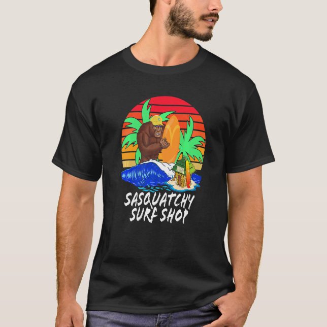 Sasquatchy Tiki Hut Surfa Shop T Shirt (Framsida)