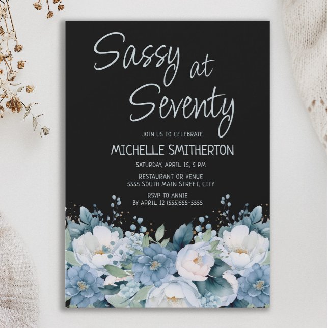 Sassy at 70 Dusty Blue White Blommigt Black Birthd Inbjudningar (Dusty blue and white floral on black "Sassy at 70" women's birthday party invitation)