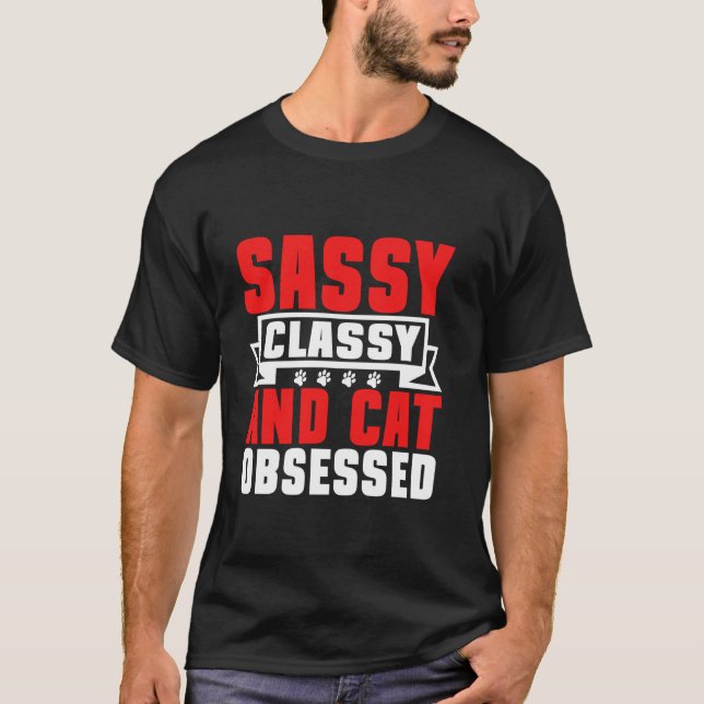 Sassy Classy och katt-obsederad katt-mamma T Shirt (Framsida)