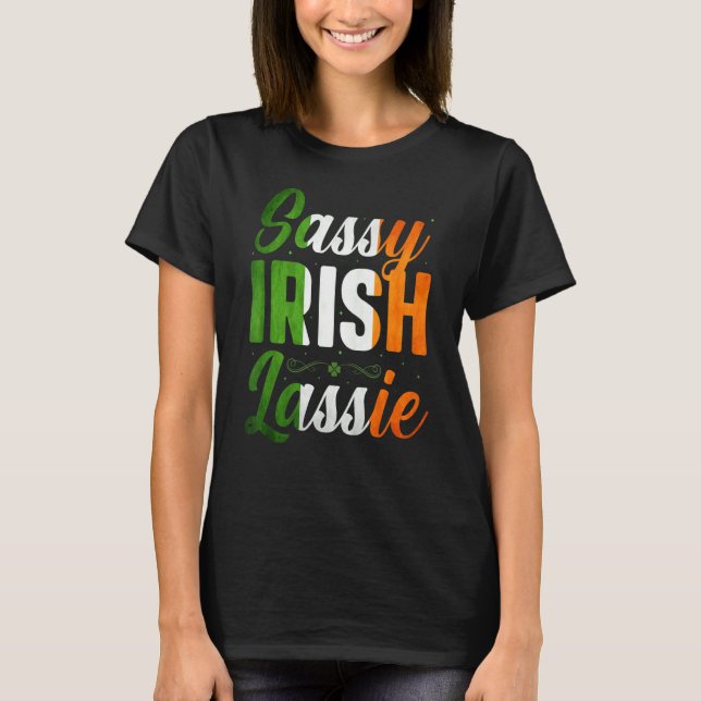 Sassy Irish Lassie Lycklig St patrick's day i mars T Shirt (Framsida)
