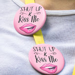 Sassy Läppar Håll käften och Kiss Me Knapp<br><div class="desc">Lägg till en lekfull beröring till stil med den här smaklösa knappknappen "Håll käften och kyss mig" som visar en kinkig tecknad av en kvinnas läppar som bär ett levande läppstift på magentan och som på ett lekfullt sätt biter läppar. Det här enkla tillbehöret är perfekten för att uttrycka din...</div>