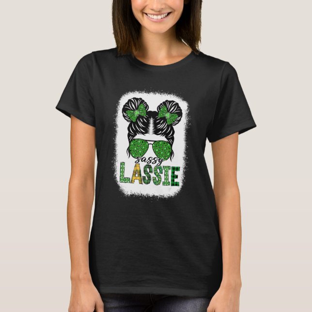 Sassy Lassie Cute Messy Bun St Patricks Day Irish  T Shirt (Framsida)