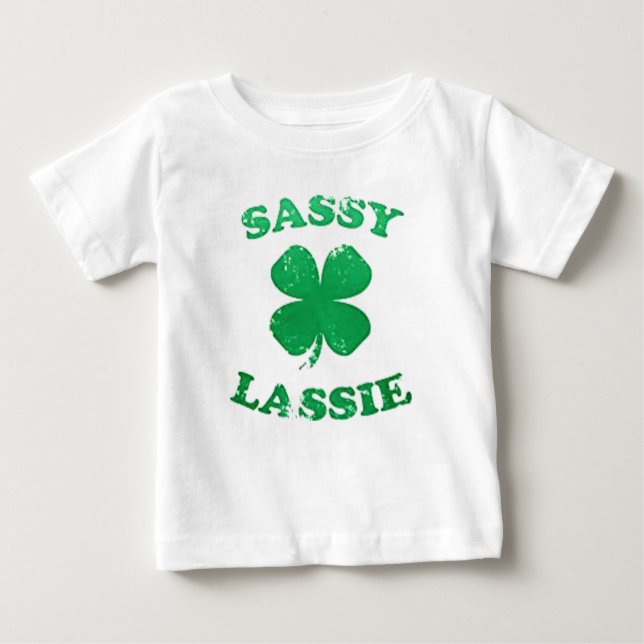 Sassy Lassie St. Patrick's Day Baby T-Shirt (Framsida)