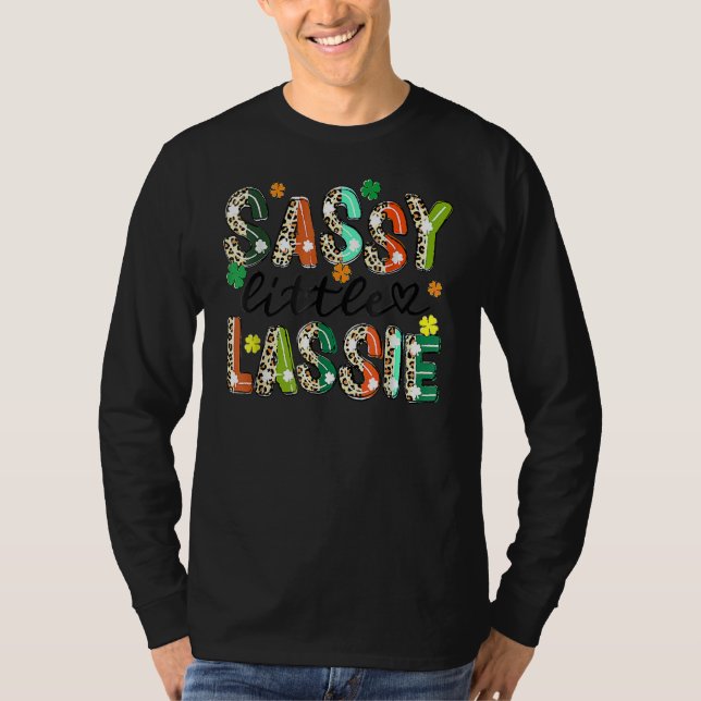 Sassy Little Lassie St. Patrick Day Cute Shamroc T Shirt (Framsida)