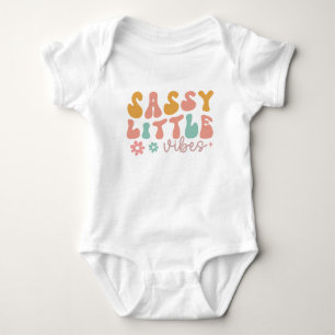 Sassy Little Vibes Baby Onesie – Söt & Rolig T Shirt