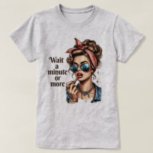 Sassy Retro Flickigt T-Shirt – Vänta Ett Ögonblick