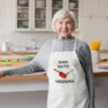 Sassy Saucy Chef Personlig Sauce Pan Apron Förkläde<br><div class="desc">Den här plattan är en perfekt för den vän eller familjemedlem som tillfogar ett slag till såsen. Anpassa med namn,  namn eller smeknamn för en speciell gåva.</div>