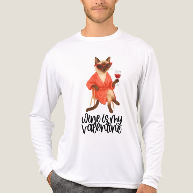 Sassy Siamese Cat is drinking wine for Cat lovers T Shirt (Framsida)