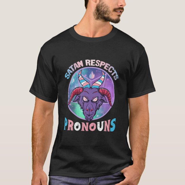 Satan Respects Pronouns Transgender Trans Flag T Shirt (Framsida)