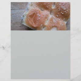 Säte på trähyllor, friska livsmedel, rullar