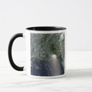 Satellit- beskåda av ett olje- spill mugg