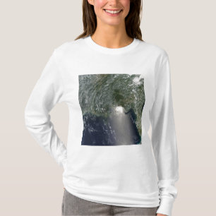 Satellit- beskåda av ett olje- spill tee