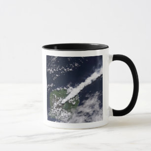 Satellit- beskåda av ett tjockt, ånga-rik putsar mugg