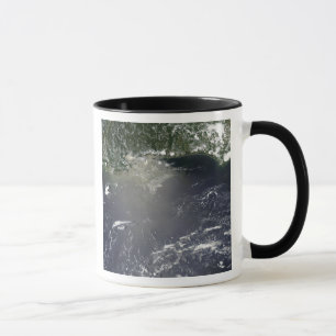 Satellit- beskåda av olje- läcka mugg