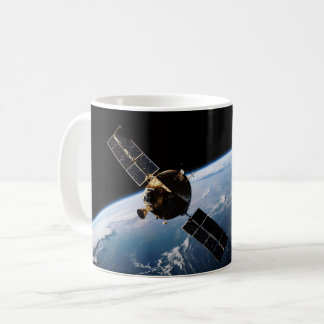 Satellit som kretsar runt jorden från rymden kaffemugg