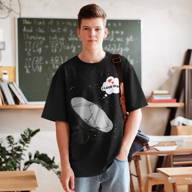 Satellite Dish BackDrop Stars Phrase I KÄRLEK SPAC T Shirt (Mockup of a college student wearing a radio telescope i love space t-shirt in a classroom)