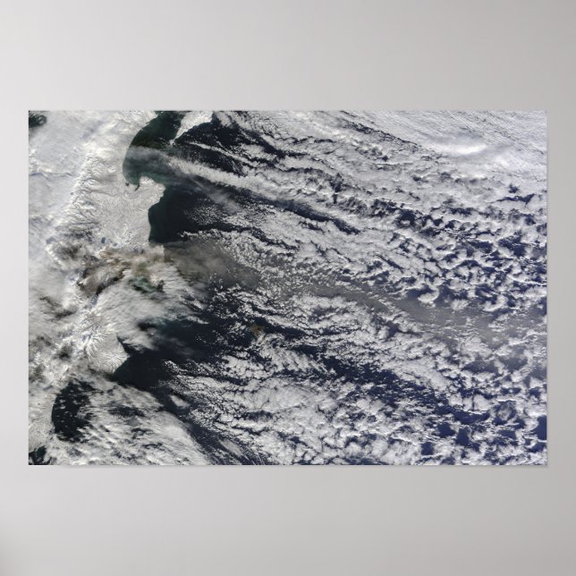 Satellitvy av en askplumma poster (Framsidan)