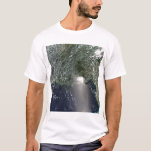 Satellitvy av ett oljeutsläpp t shirt