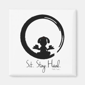 Sätt dig. Stanna. Heal. Hund Meditating Magnet Pos