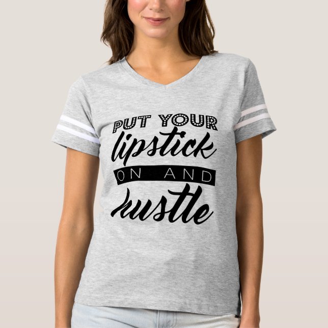 Sätt på din läppstift och Hustle Tee (Framsida)