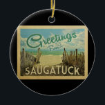 Saugatuck Beach Vintage resor Julgransprydnad Keramik<br><div class="desc">I Hälsning från Saugatuck-vintagens vykort finns en sandstrand med en vacker turkoshav över vatten och över havet,  ett blå himmel med gigantiska vita moln. I vintage resor stil.</div>