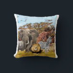 "Savannah Life". Kudde<br><div class="desc">För in Afrikans skönhet i ditt sovrum med vår Afrika Wildlife Thown Pillow. Den här kastade kudden fångar savannahens anda och mer med fantastiska bilder av majestesiskt lejon, giraffer, roterande elefanter. Det är perfekt för sömn, komfort eller vila. De levande utskrifterna av vilda djur och växter ger en djärv och...</div>