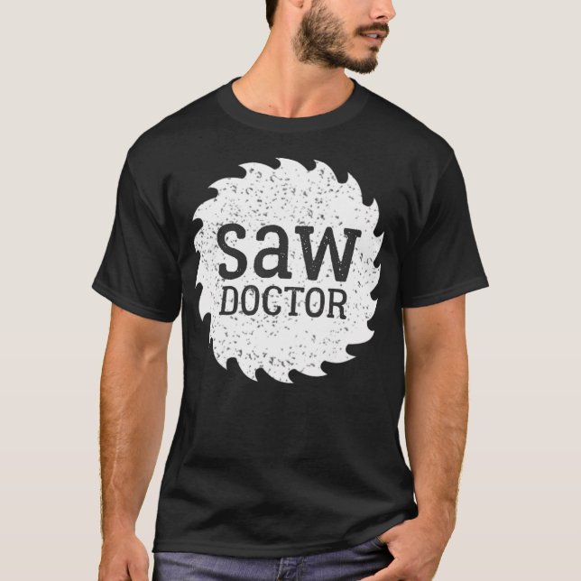 Saw Doktor doktor noun t shirt (Framsida)